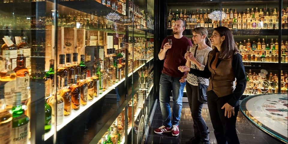 Tour_-_viewing_The_World_s_Largest_Collection_of_Scotch_Whisky_with_people_1488509294 (1)